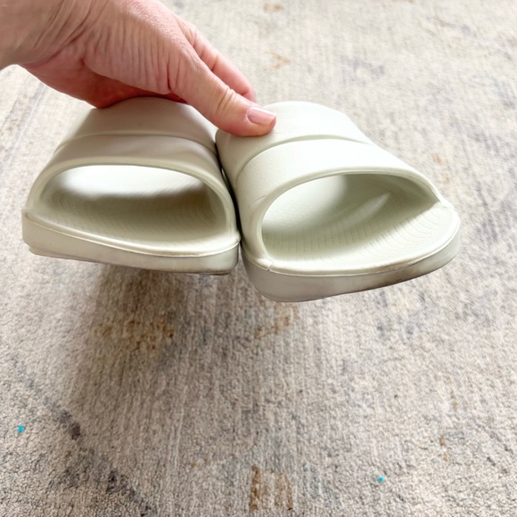 OOFOS OOahh UNISEX White Slide Sandals M10/W12 Recovery Comfy Casual - Picture 2 of 7